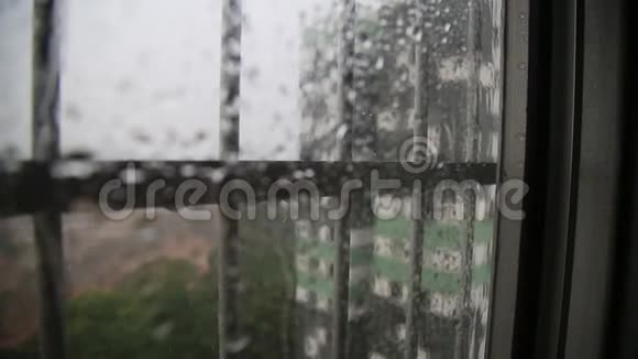 下雨时公寓窗户视频的预览图