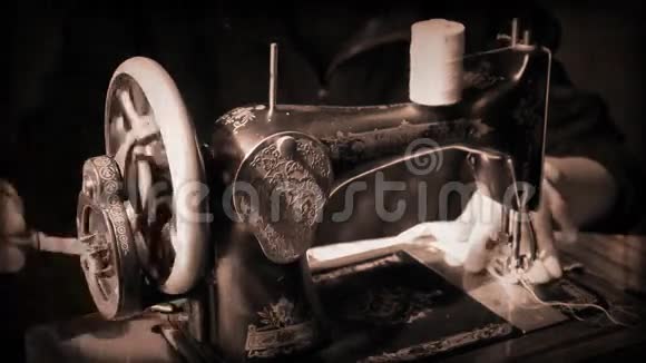 在古董缝纫机工作的女孩视频的预览图