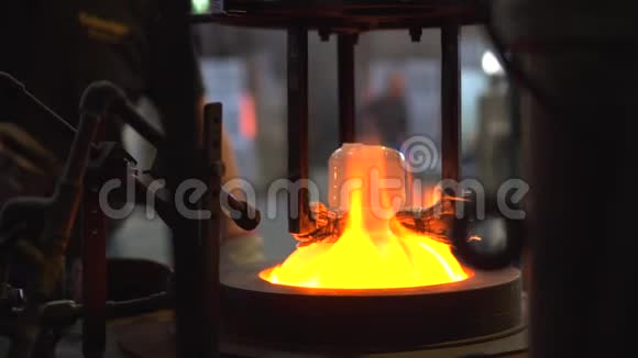 一个玻璃花瓶被烧了视频的预览图