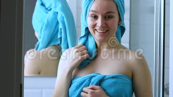 微笑的女人头上戴着毛巾视频的预览图