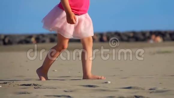 孩子们沙子上的脚视频的预览图