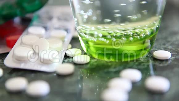 绿色桌子上的医疗和水玻璃疾病流感概念视频的预览图
