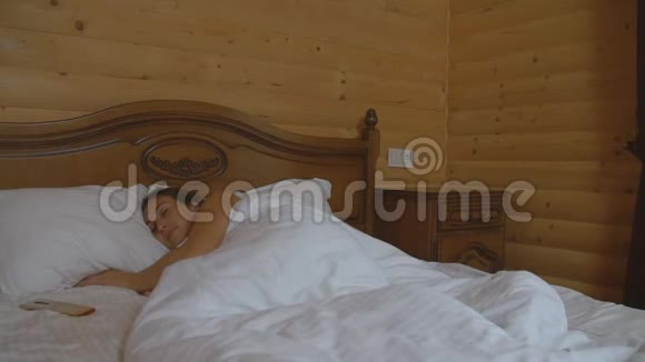 女人在床上醒来视频的预览图