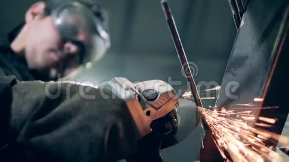 工厂工人用工具研磨视频的预览图