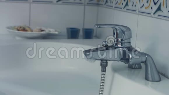 女人往浴缸里倒水视频的预览图