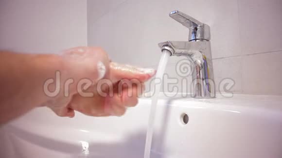 男人用肥皂洗手视频的预览图