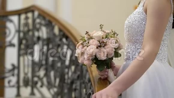 新娘的婚礼花束视频的预览图