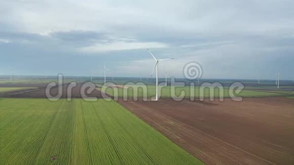 春田里的风电场视频的预览图