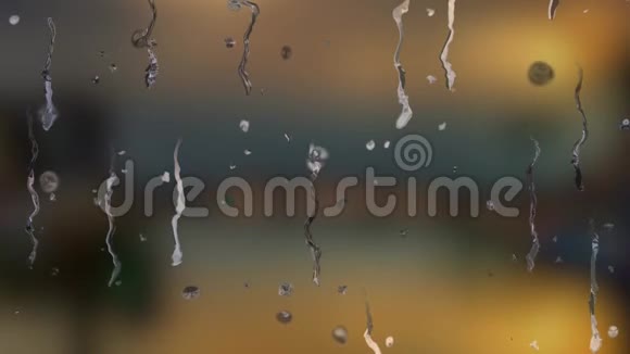 雨滴流在窗户上视频的预览图