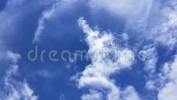 云彩自然运动与晴空视频的预览图