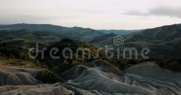 向左倾斜的泥火山和月球景观视频的预览图