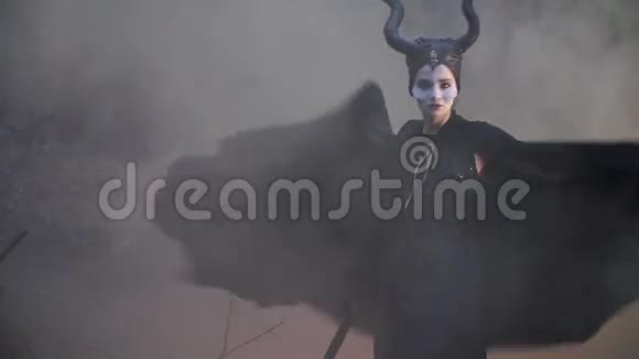 恶人形象中的女孩驱散烟雾斗篷视频的预览图