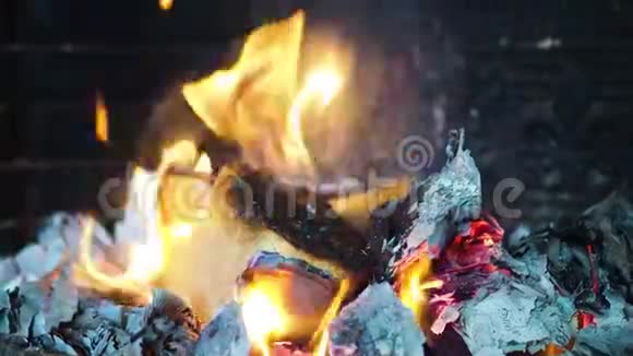 在壁炉里燃烧视频的预览图