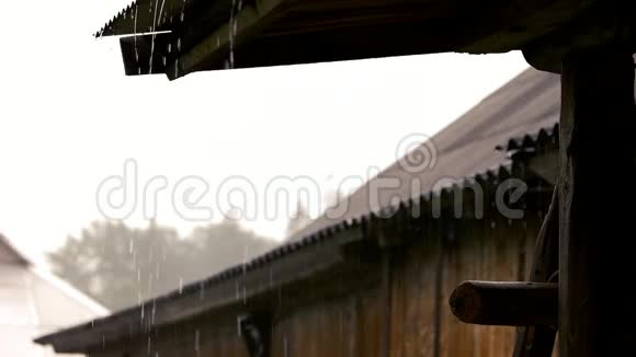 雨水从雕花的瓦屋顶上落下视频的预览图