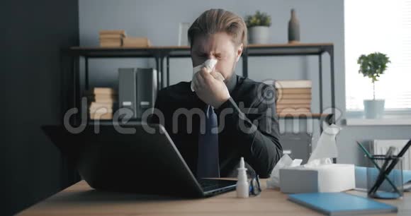 在办公室里得流感的人视频的预览图