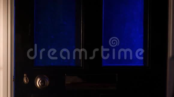 犯罪现场用闪烁的蓝色警察闪光灯盗窃房子视频的预览图