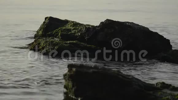 海潮中的岩石视频的预览图
