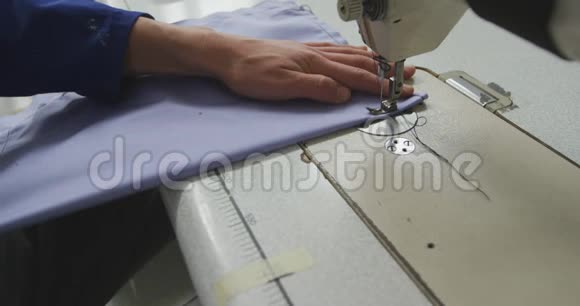 缝纫机的工人视频的预览图