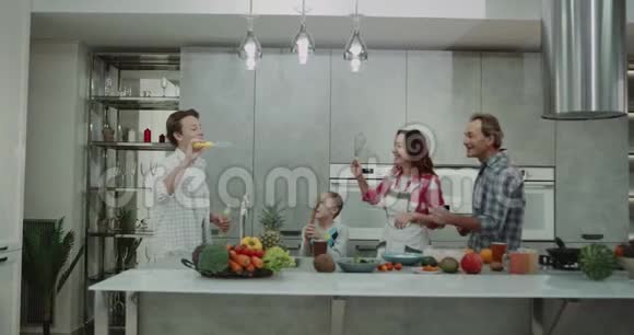 家庭时间为美丽的四位成员在现代厨房制作泡泡并有一个良好的快乐心情4k视频的预览图