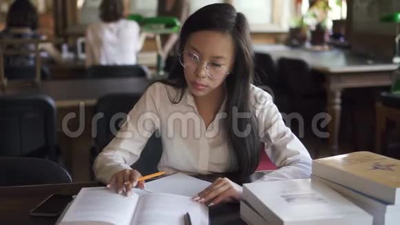 女亚洲学生律师白衬衫视频的预览图