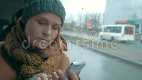 雨天在公共汽车上用电话的女人视频的预览图