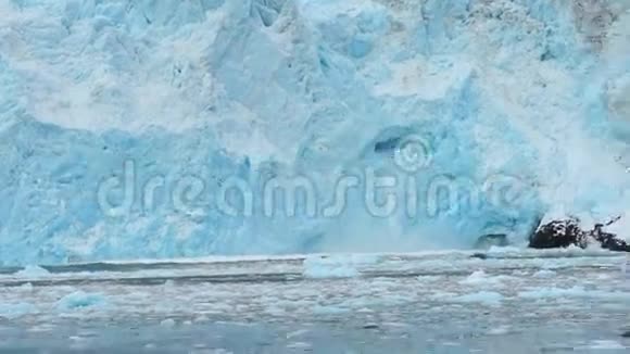 亚里克冰川冰流太平洋阿拉斯加海岸视频的预览图