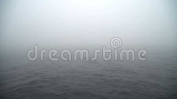 暴风雨前的薄雾海视频的预览图