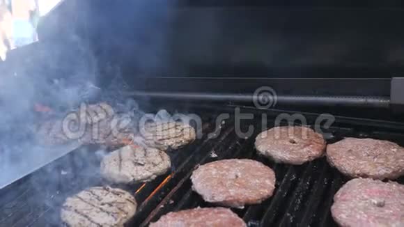 用猪肉牛肉鸡肉小牛肉在烤架上做街头食品汉堡用火烧烤切块视频的预览图