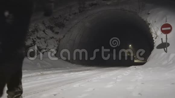 晚上穿过隧道的人视频的预览图