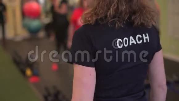 摄像机跟随健身教练穿过繁忙的健身房视频的预览图