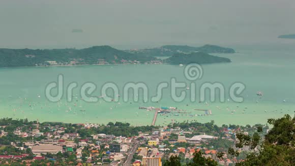 泰国普吉镇港口边高山全景4k时间间隔视频的预览图