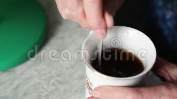 手和一杯茶视频的预览图