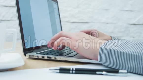 女人在电脑键盘上写字视频的预览图