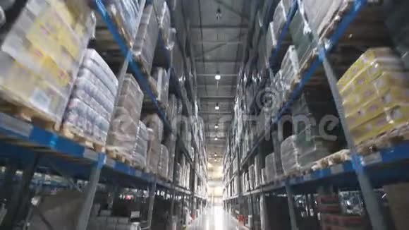 摄像头在仓库里的纸板箱货架上移动视频的预览图