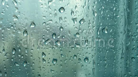 雨落在玻璃窗上视频的预览图