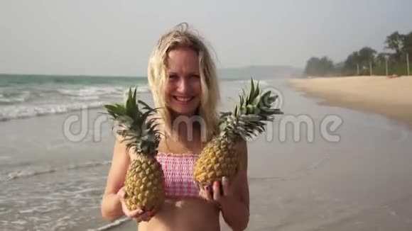 沙滩上有菠萝的性感女人视频的预览图