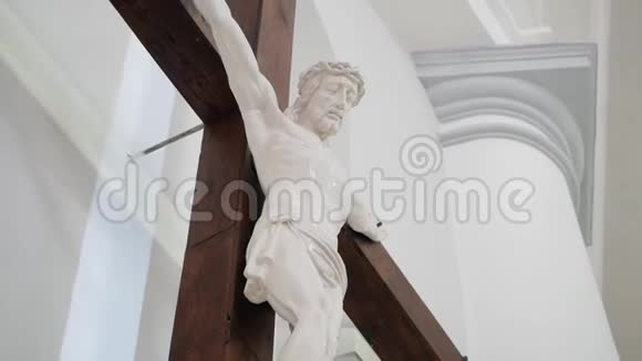 教堂里耶稣的雕像视频的预览图