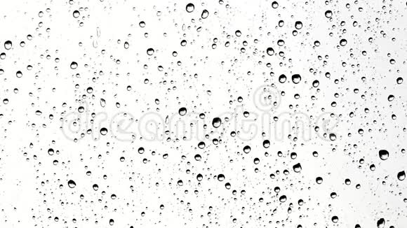 雨水滴在透明玻璃上视频的预览图