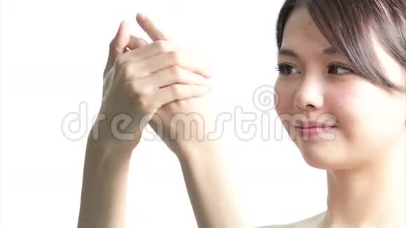 中国女人把奶油涂在手上视频的预览图