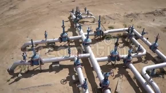 石油和天然气设备阀门和管道的鸟瞰图视频的预览图