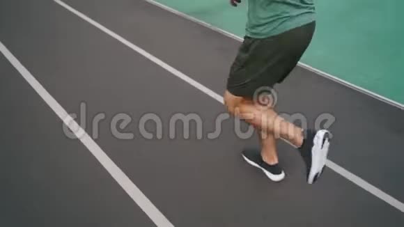 男人在城里的体育场里跑步视频的预览图
