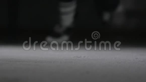 曲棍球运动员在高速刹车时使冰闪闪发光运动模糊仅限腿部视图视频的预览图