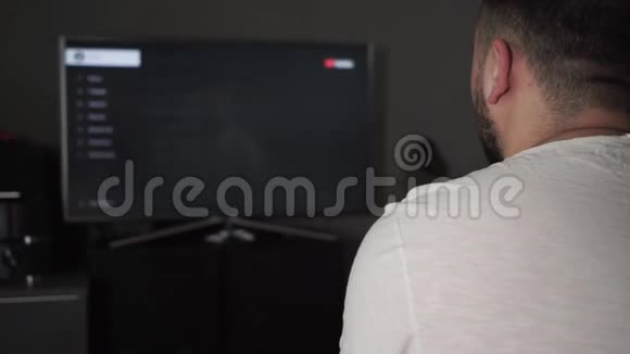 男性在家里使用智能电视视频的预览图
