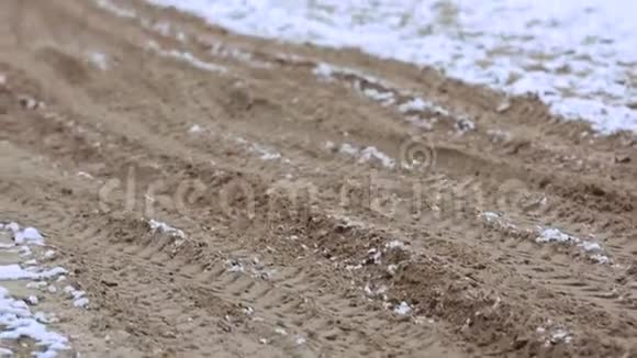 一个ATV的轮子穿过沙子视频的预览图