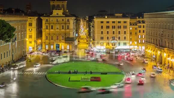夜光罗马城市广场威尼斯交通圈全景4k时间流逝意大利视频的预览图