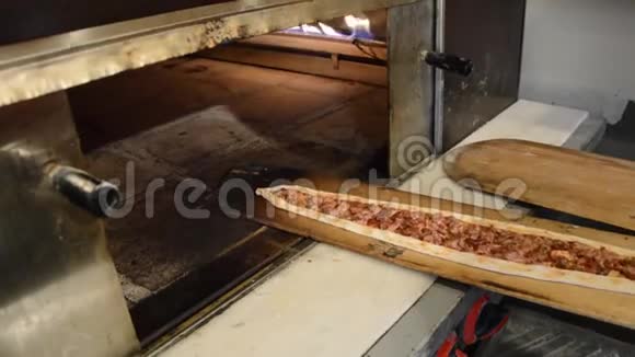 厨师从烤箱里拿出一个披萨视频的预览图