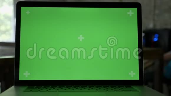 现代办公中带有色度的笔记本电脑显示器视频的预览图