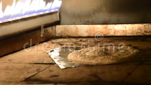 厨师把披萨从烤箱里拉出来视频的预览图