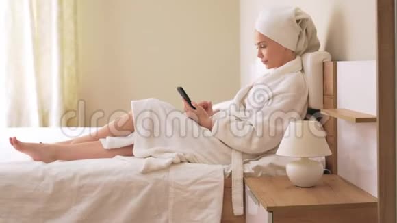 女人洗澡后用电话视频的预览图