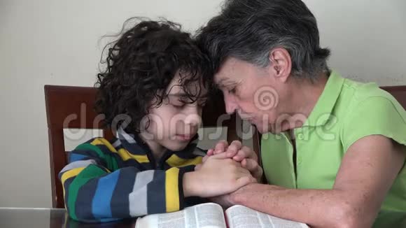 家庭基督教虔诚两代人祈祷视频的预览图
